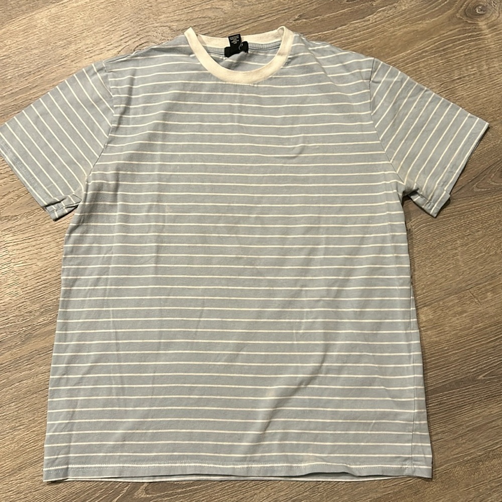 👕3/$15 👕 Forever 21 Men’s Distressed Striped T-Shirt